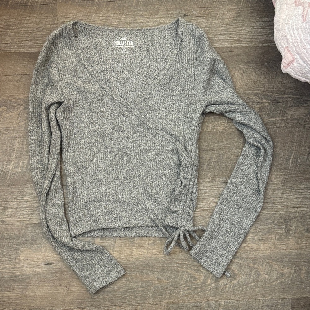Hollister Women's V-Neck Gray Sweater